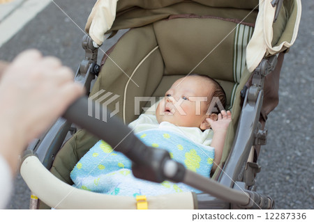 1 month old baby 12287336