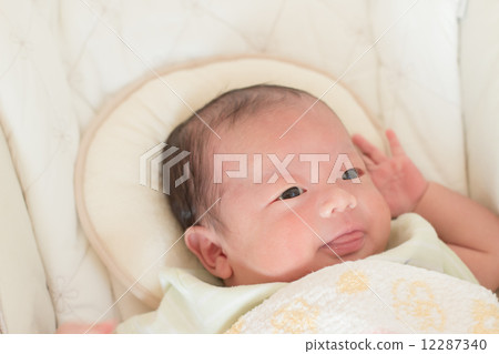 1 month old baby 12287340