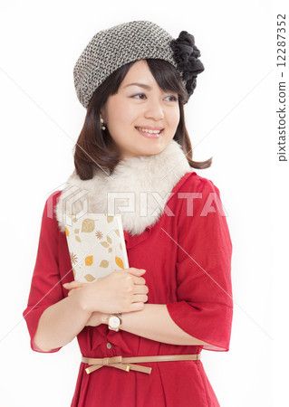 拿著書的中間婦女作為重要 12287352
