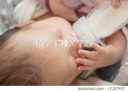 1 month old baby 12287437