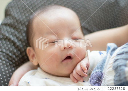 1 month old baby 12287828