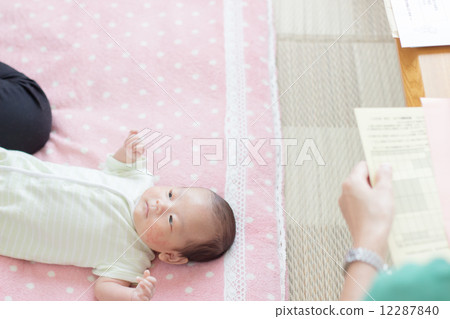 Baby's 1 month checkup Baby's 1 month checkup 12287840