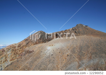 在Ontakeyama頂部附近的火山口 12290052