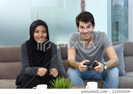 兩個亞洲人在比賽中玩 12291044