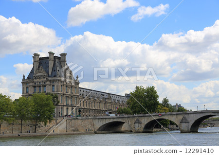 The River Seine and the Louvre Museum The River Seine and the Louvre Museum 12291410