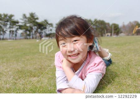 女孩草坪 女孩草坪 12292229