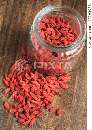 Glass bowl with goji berries 12293028