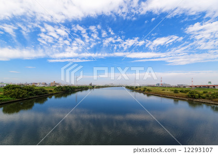 傳播藍天和風景的Arakawa在河反射了 12293107