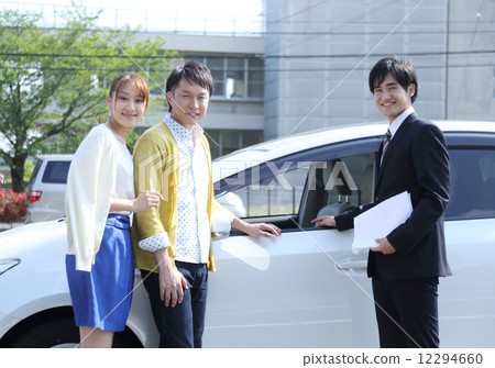 Salesman who explains the car 12294660
