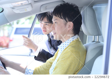 Salesman who explains the car 12294672