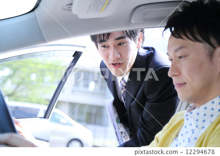 Salesman who explains the car 12294678