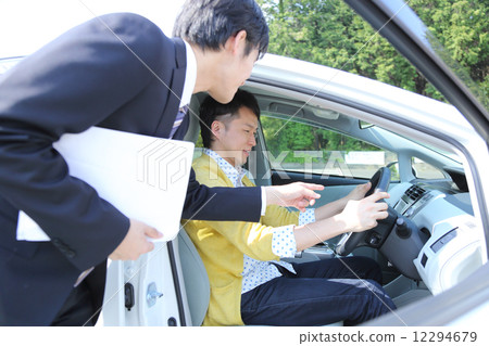 Salesman who explains the car 12294679