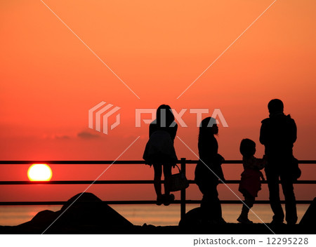 日落和父母和孩子 12295228