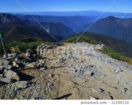 Higashidakadake火山Hodaka dake Hotaka Commonwealth Nishihodaka Takatayama Maruyama Sutenboshi Ikedake Volcano Shinhotaka Ropeway登山秋季九月Hida高山遠足晴朗的天空秋葉可翻新的天氣藍天山 12296118
