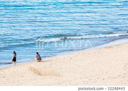 <Shimane Prefecture> A couple standing on the beach at Kirara Taki Roadside Station 12298443