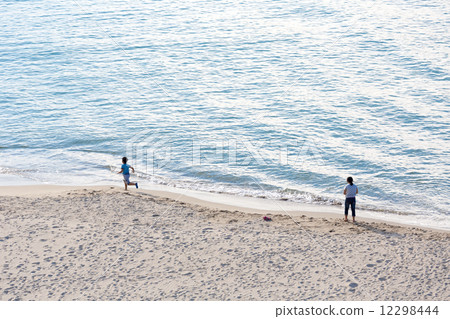 <Shimane Prefecture> Roadside Station Kirara Taki Children Playing in the Sea 12298444