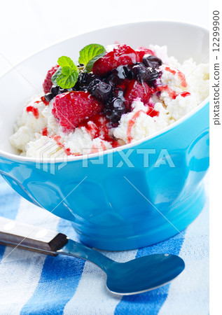 Cottage cheese with raspberries and blueberries Cottage cheese with raspberries and blueberries 12299900