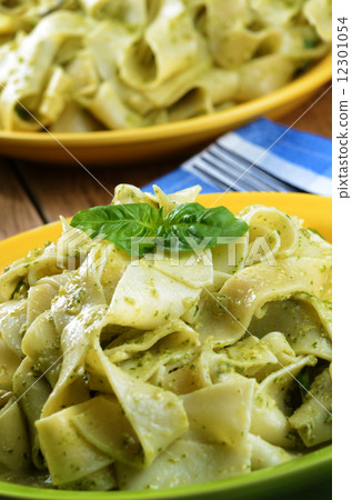 Pasta pesto 12301054