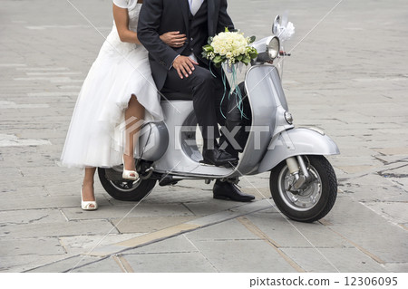 Young newlywed 12306095