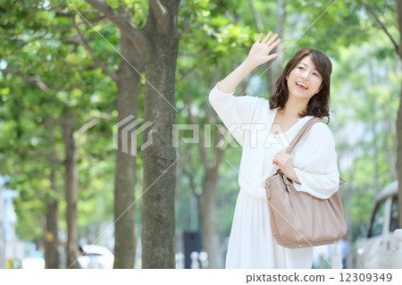 A young woman holding hands 12309349