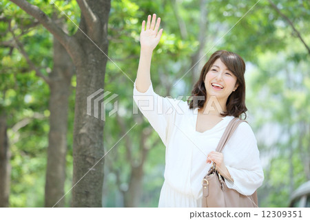 A young woman holding hands 12309351