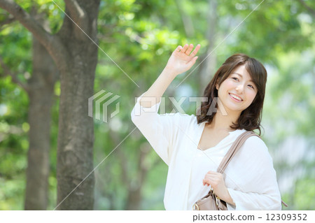 A young woman holding hands 12309352