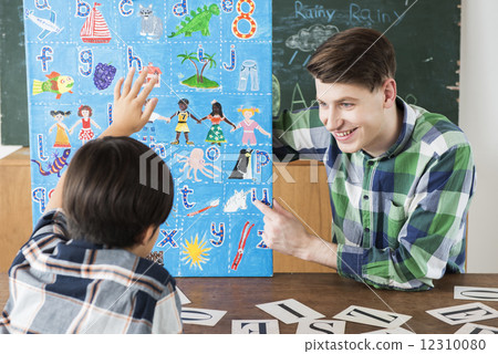 English conversation instructor and children's students 12310080