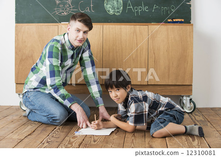 English conversation instructor and children's students 12310081