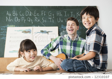 使用音樂的英語課程 12310107