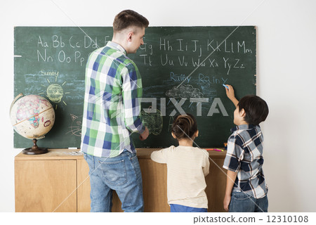 English conversation instructor and children's students 12310108