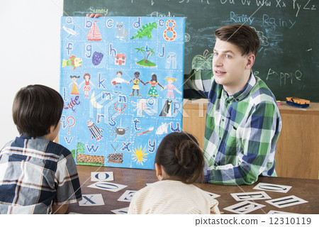 English conversation instructor and children's students English conversation instructor and children's students 12310119