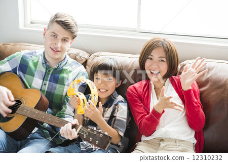 International marriage family singing songs on the sofa 12310232