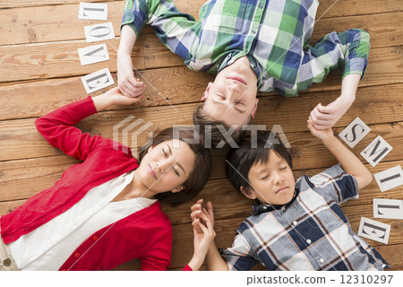 握手的國際婚姻家庭 12310297