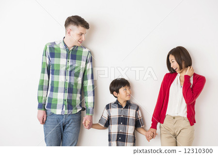握手的國際婚姻家庭 12310300
