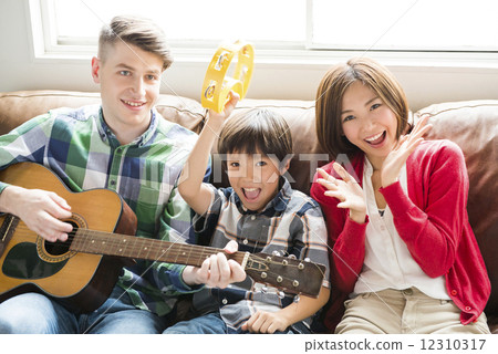 International marriage family singing songs on the sofa 12310317