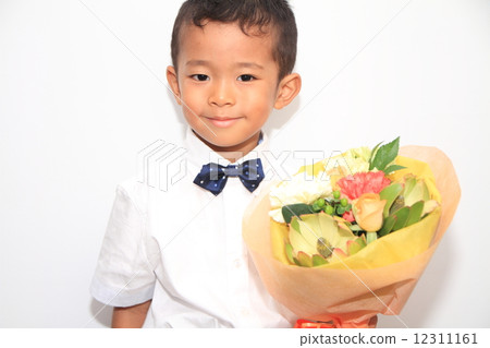 嬰兒的微笑和花束（4歲） 12311161