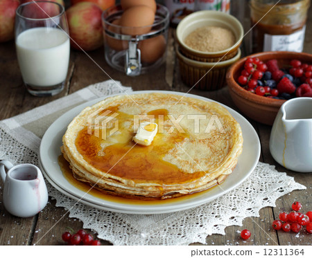 Pancakes with maple syrup 12311364