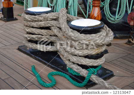 A bunch of rigging ropes 12313047