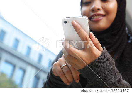 經營手機的亞洲女性 經營手機的亞洲女性 12313557