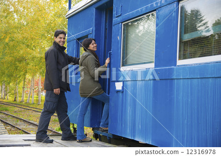 兩個人在日本享受旅程 12316978