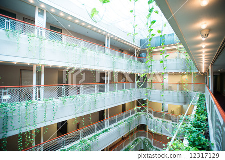 綠色溢出的街道空間 12317129