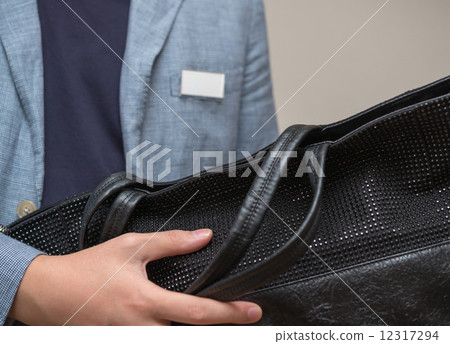 店員帶著一個包 12317294