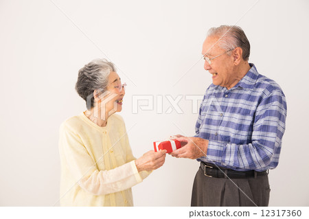 Senior couple giving gifts 12317360