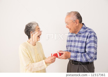 Senior couple giving gifts 12317361