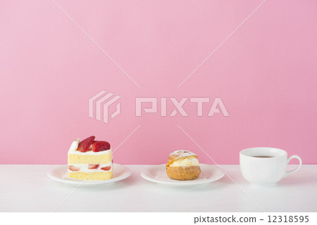 短蛋糕和奶油泡芙 短蛋糕和奶油泡芙 12318595