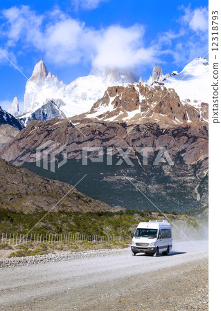 Touristic car on road in Fitz Roy Mountain Range, Los Glaciares 12318793