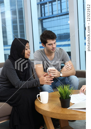 一對夫婦聆聽人生計劃 12321912