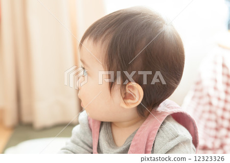 1歲的女孩 1歲的女孩 12323326