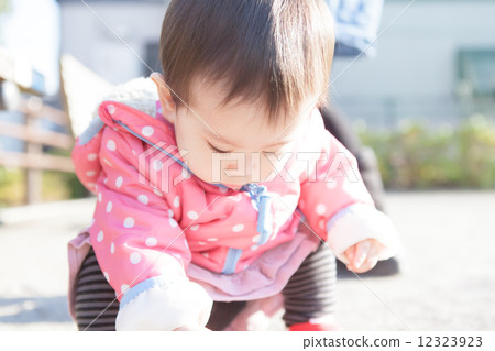 1歲的女孩 1歲的女孩 12323923