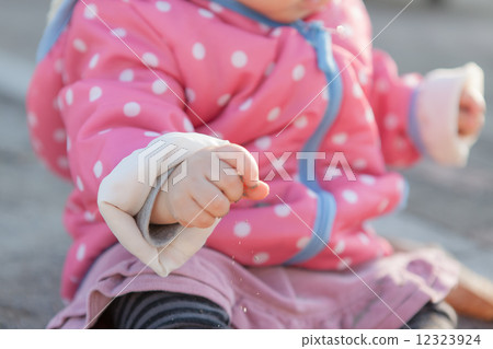 1歲的女孩 1歲的女孩 12323924